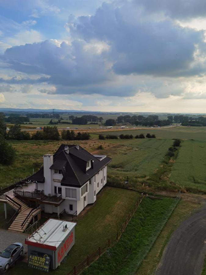 Hotelik Dworek Legnickie Pole Bagian luar foto